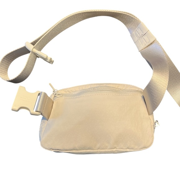 Lululemon Everywhere Belt Bag Cream Women's Crossbody Waist Pack New Without
Tag - Picture 3 of 4